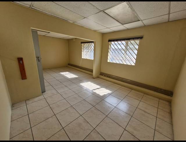950M² FACTORY TO LET IN JET PARK